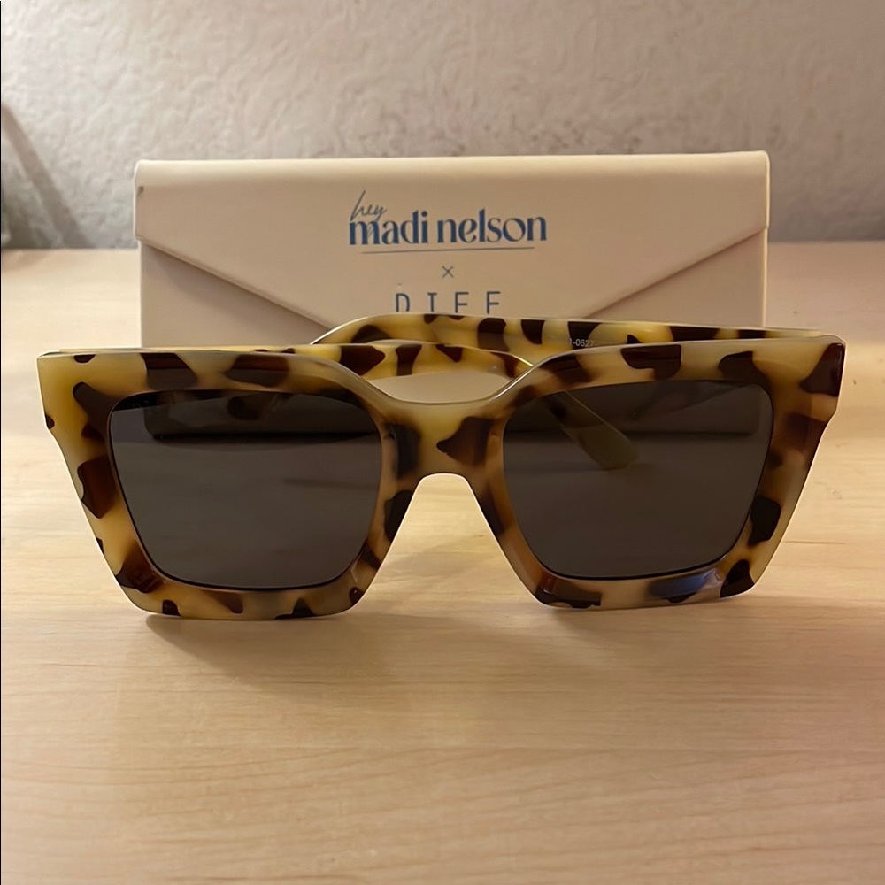 Diff Eyewear Black and Tan Sunglasses Bold Cat-Eye Design